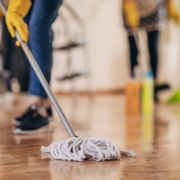Cómo limpiar suelos de madera, tarima o parquet de forma profesional
