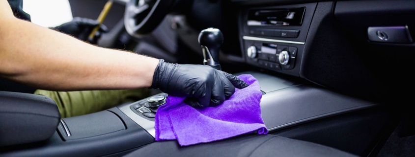 Cómo limpiar el salpicadero de un coche para dejarlo como nuevo