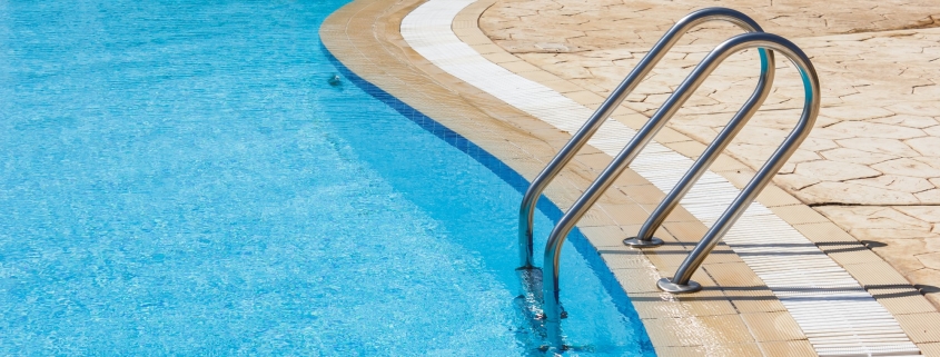 Cómo mantener limpia el agua de la piscina